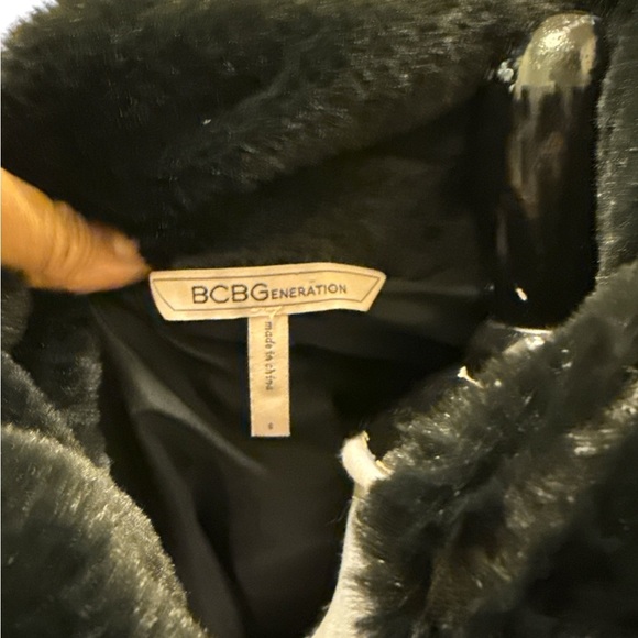 BCBGeneration Faux-Fur Cape new - Picture 10 of 11